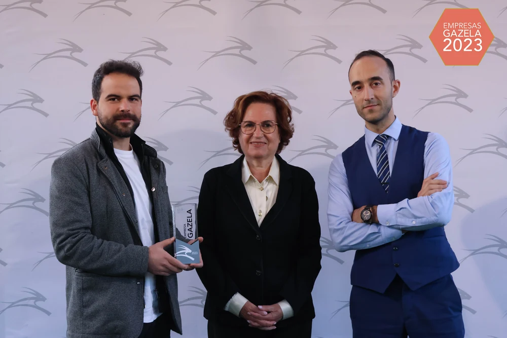 Entrega do troféu Empresa Gazela 2023, com Isabel Damasceno ao centro e o troféu em vidro