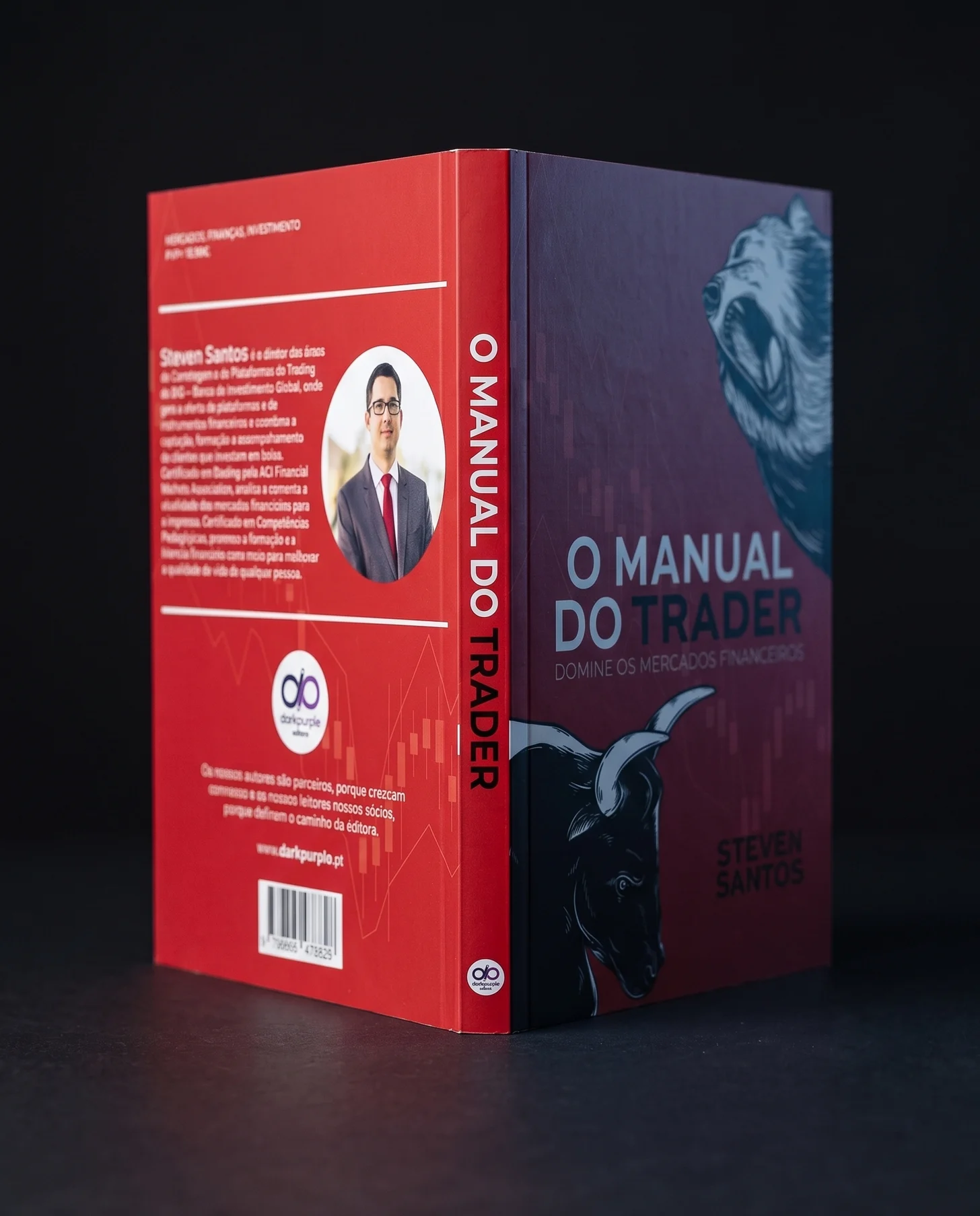 O livro aberto em V, com a lombada à frente