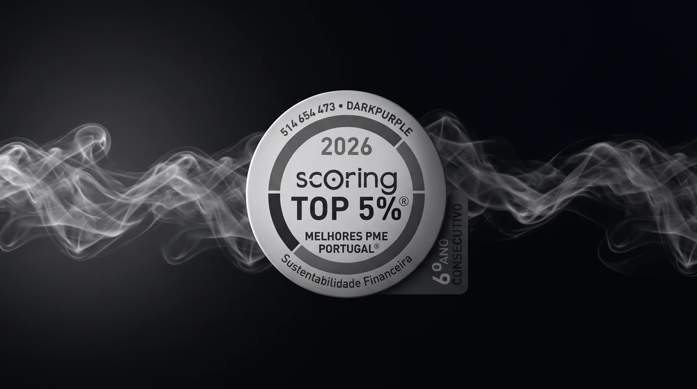 Selo SCORING TOP 5% Melhores PME de Portugal 2026, sexto ano consecutivo, entre fumo, a preto e branco